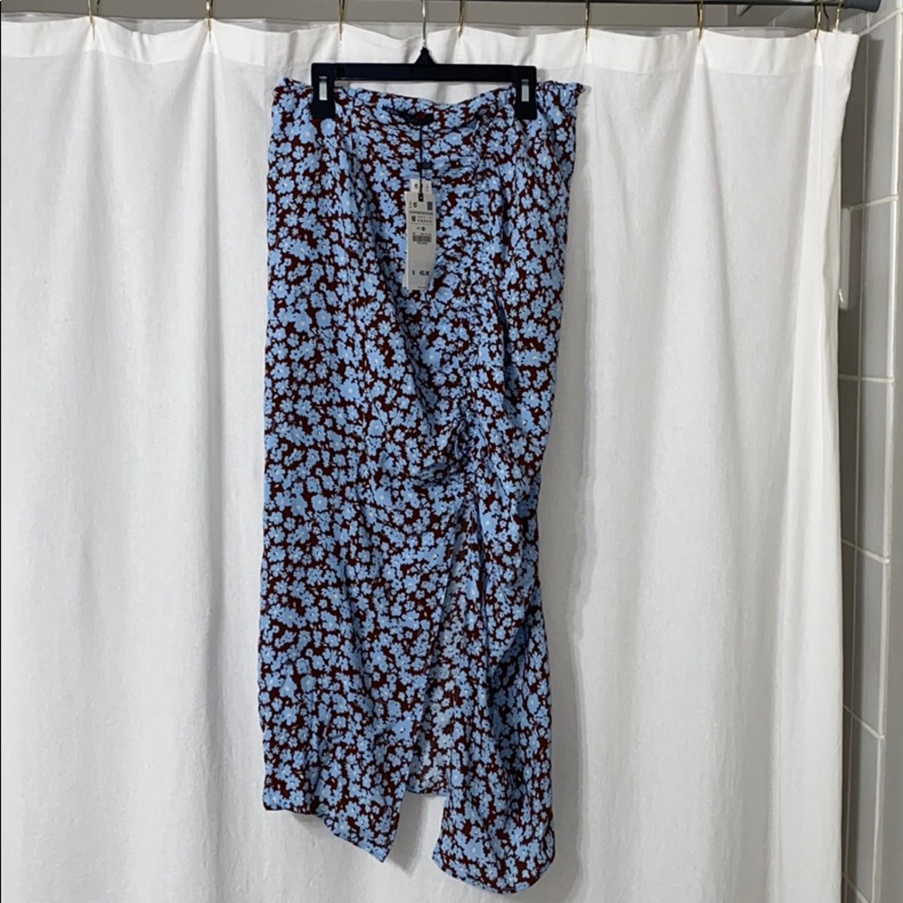 NWOT FLORAL ZARA MIDI SKIRT W SLIT- MEDIUM